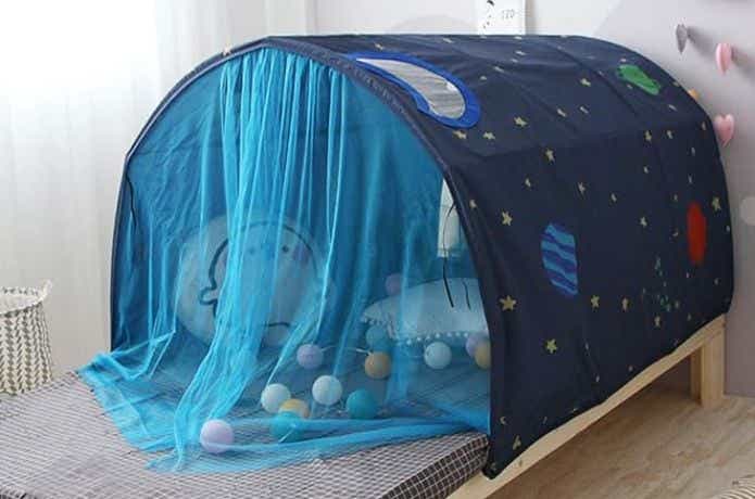青いベッドタイプの子ども用テント