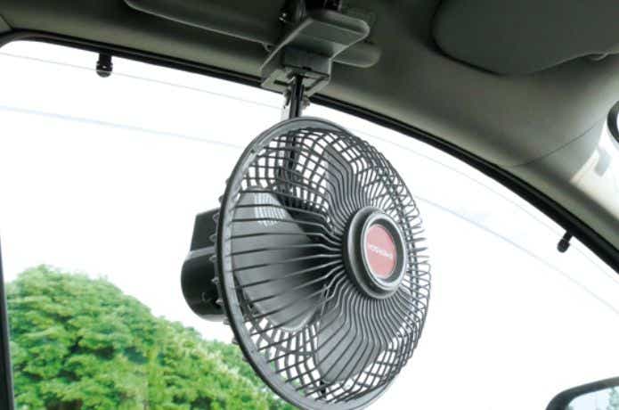 持ち手から車中泊用扇風機を吊るす