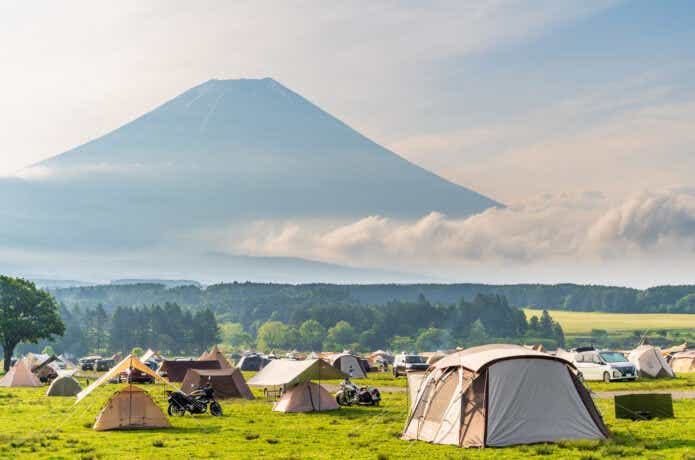 たくさんのテントが並ぶキャンプ場