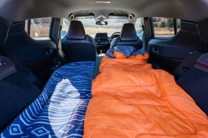 【2024年】車中泊におすすめの寝袋ランキング35選！選び方や寒さ対策も解説