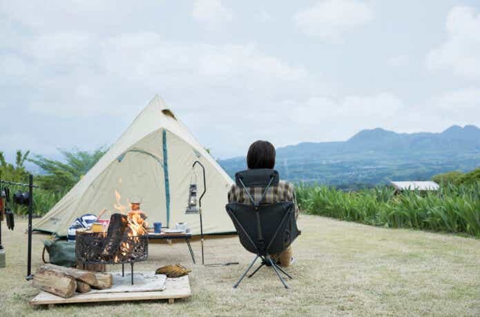 高原にテントを張りキャンプを楽しむ女性