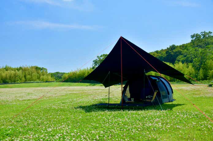 草原にあるテントとタープ
