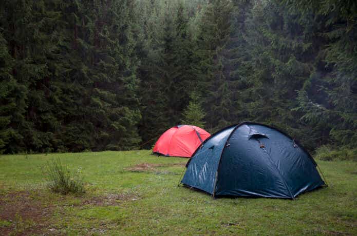 雨の中2組がキャンプをしている