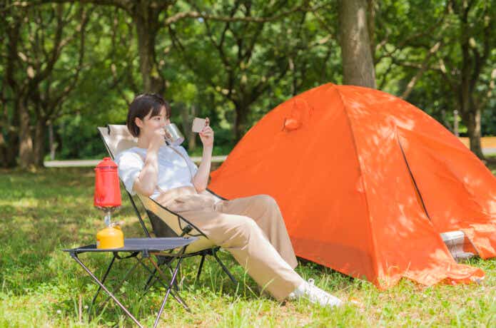 安いテントでソロキャンプを楽しむ女性