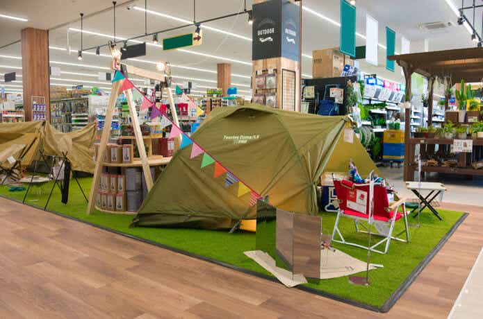 テントなどのキャンプ用品を販売している店舗