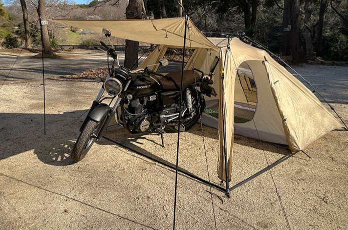 DODライダーズバイクインワンタッチテントにバイクを収容している