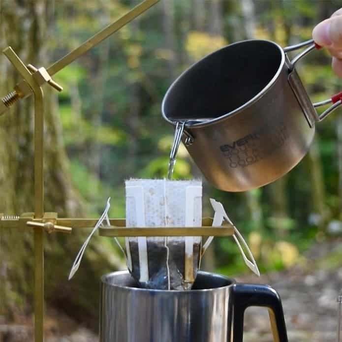 カルギイ「ドリクリップ2nd-Tアルミケース付 純チタン製」でコーヒーのドリップバッグにお湯を注いでいる