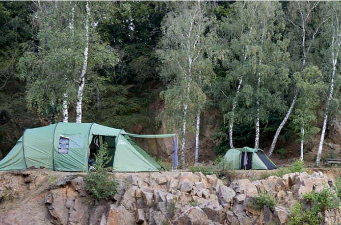 崖に建つ2張りのノルディスクのテント
