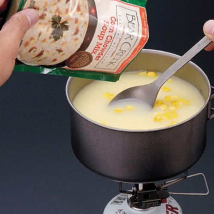 スノーピーク「チタンパーソナルクッカーセット」でスープを作っている