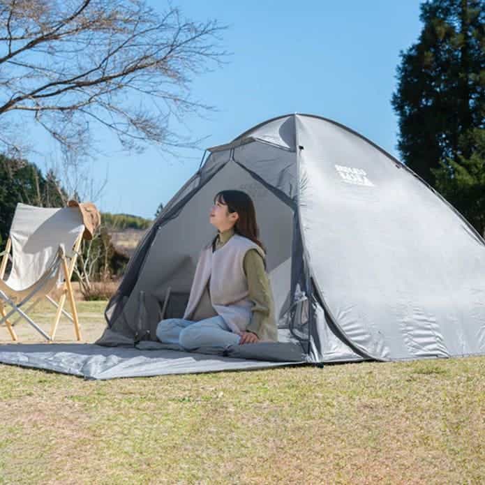 エンドレスベース「サンシェード付きポップアップテント ワイド 200cm」でデイキャンプを楽しむ女性