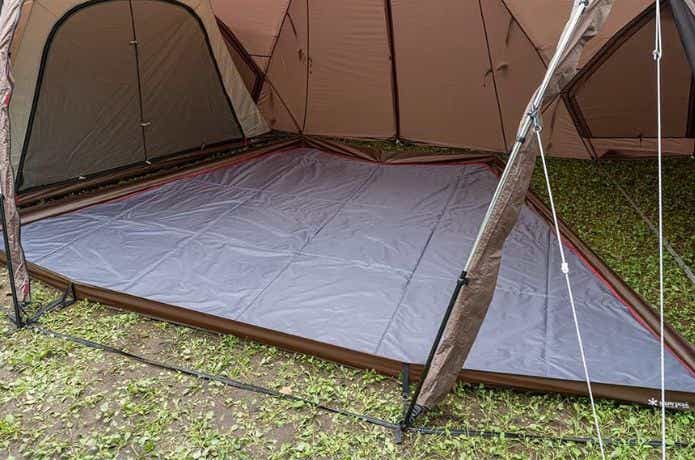 テントの中に敷いたスノーピークゼッカ リビングシート290×425