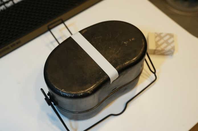 真っ黒な飯盒にマスキングテープ