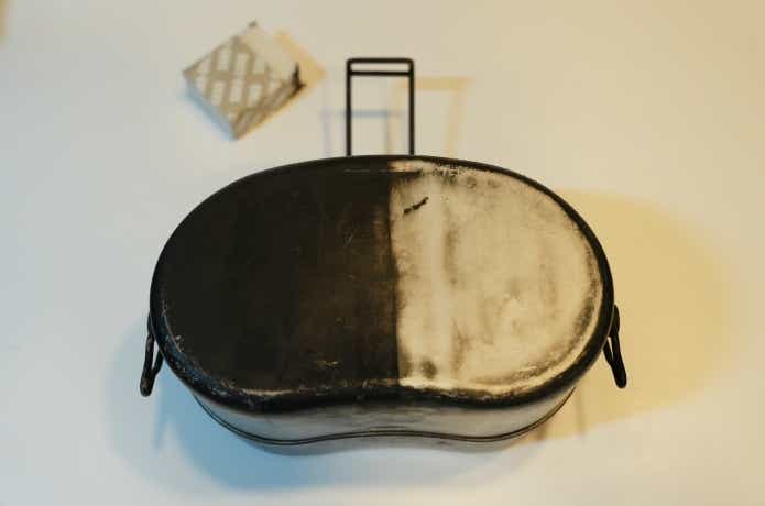 「そこそこ消しゴム」で磨いた飯盒のビフォーアフター（半面）