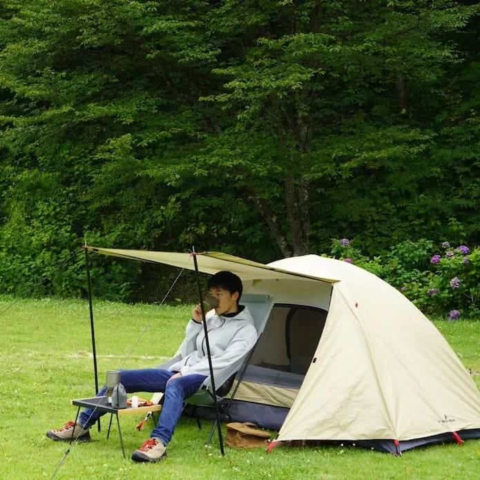 パイクスピーク「ソロドームテント」でキャンプを楽しむ男性