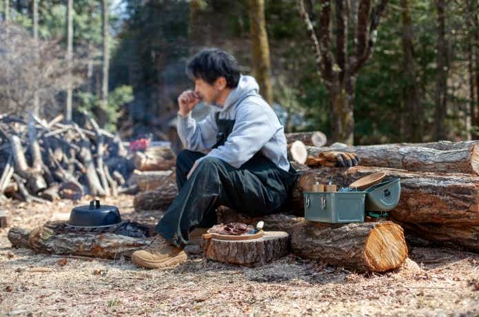 薪火でシンプル且つワイルドに焼き上げたランプ肉