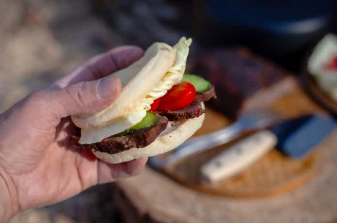 バンズに挟んで食べてみる