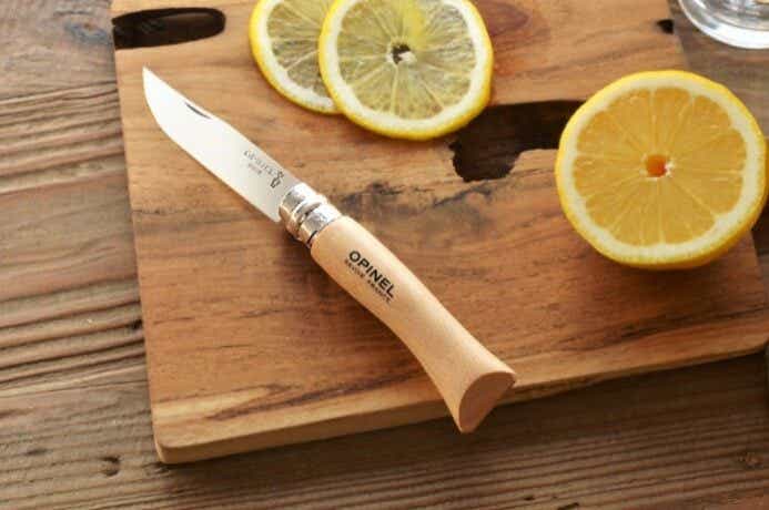 まな板に並べられたナイフと食材