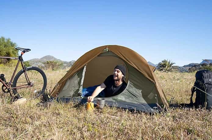 ネイチャーハイク「Spider1」を自転車でのキャンプに使っている男性