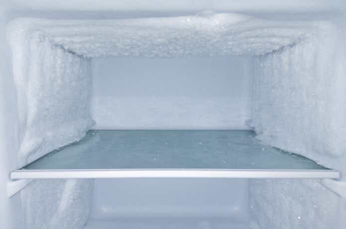 霜がついた冷凍庫の庫内