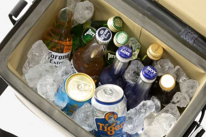 飲み物と氷をクーラーボックス