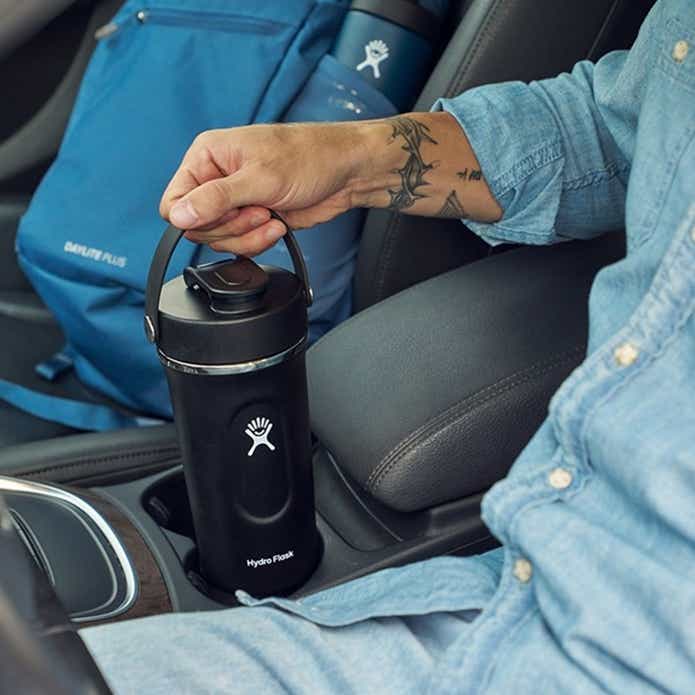 ハイドロフラスク 24 oz Insulated Shaker Bottleを車内で使う