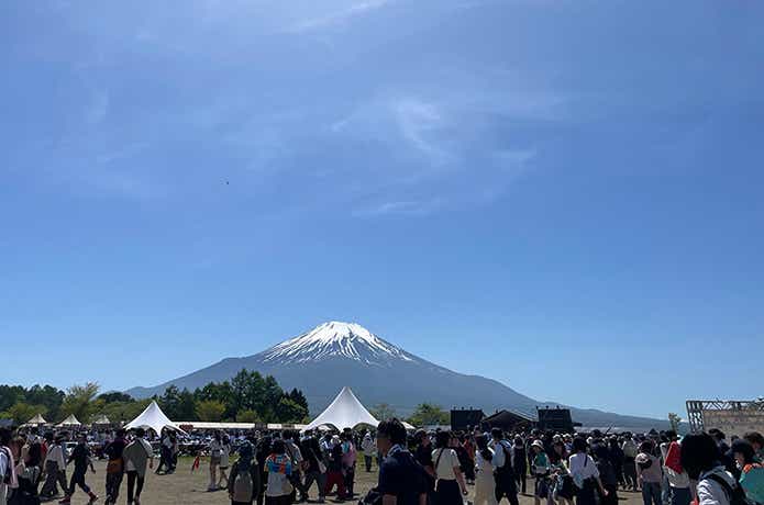 ラブシャ公演会場と富士山