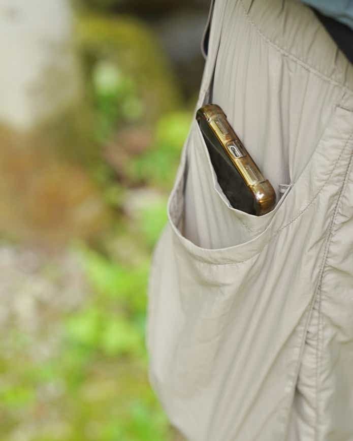 リペアテック超軽量×遮熱ベイカーショートパンツのポケットにスマホを入れている