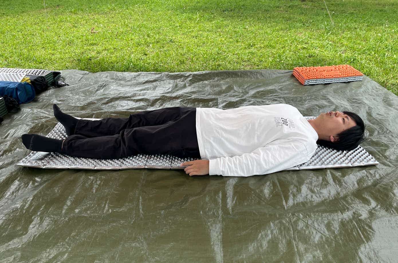 WAQのキャンプマット1人用に寝る男性