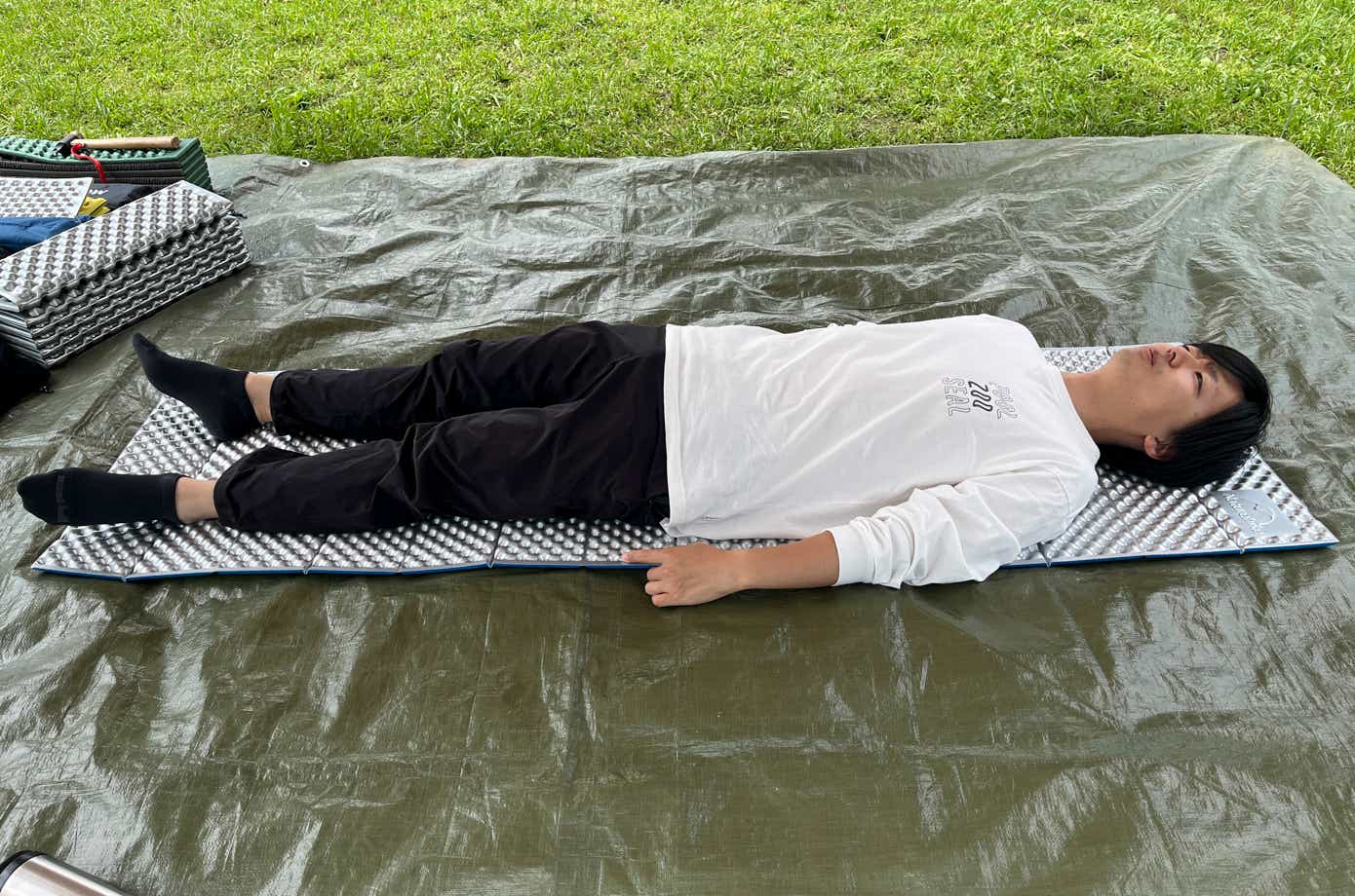 ネイチャーハイクのキャンプ マットに寝る男性