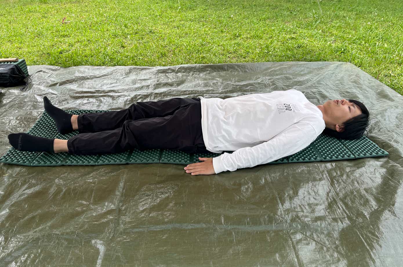エバニューのXPE Camp matに寝る男性