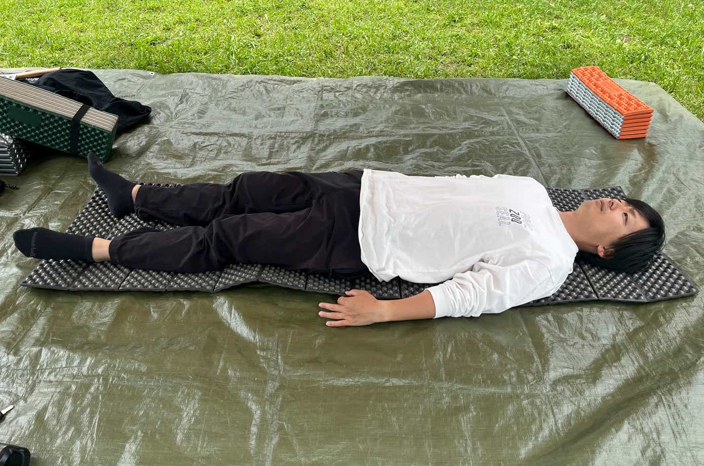 ダイソー レジャーマットに寝ている男性