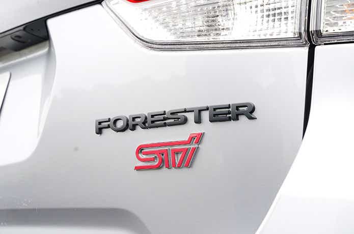 SUBARU「フォレスター STI SPORTS」のロゴ部アップ