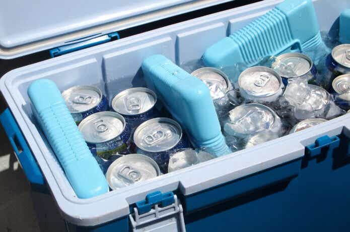 クーラーボックスに氷水、保冷剤、缶が収納 