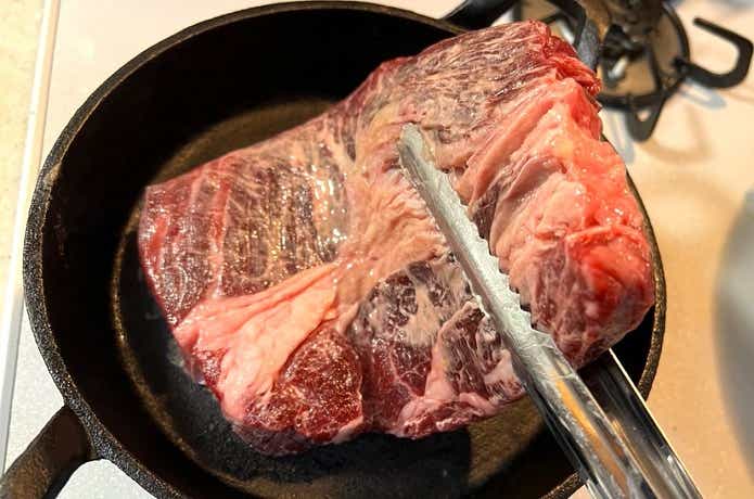 「お肉やわらかの素」をまぶした肉を焼く