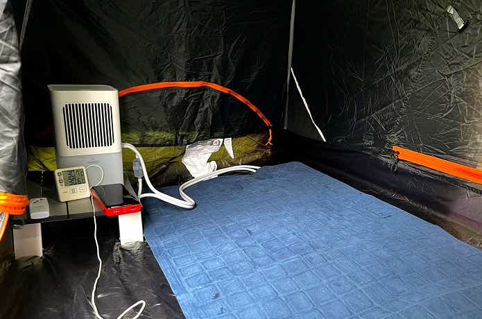 THANKO「ひんやり水流快眠マット2」をテント内に設置。