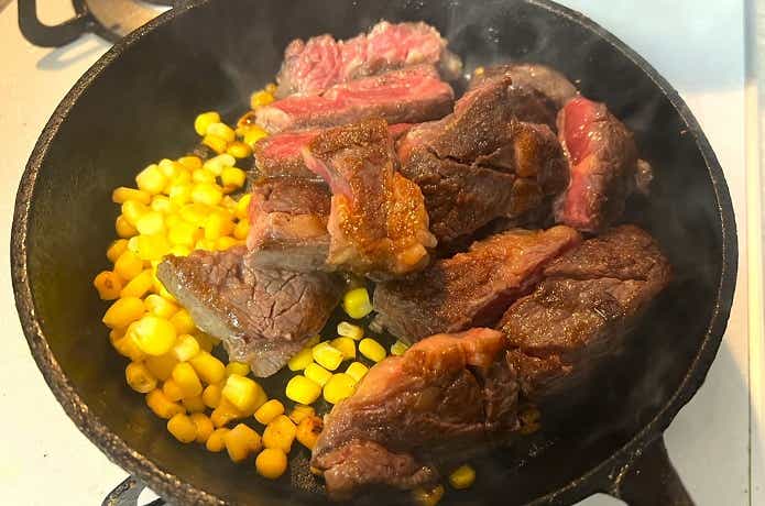 「お肉やわらかの素」をまぶした肉を焼く