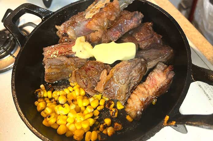 「お肉やわらかの素」をまぶした肉を焼いて作ったカットステーキ