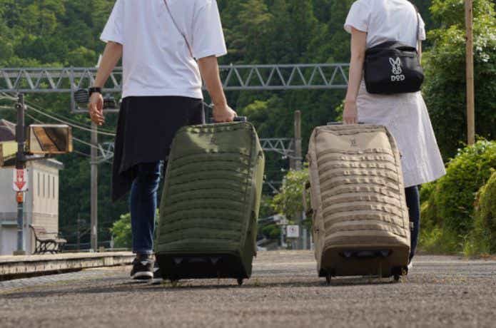 キャンプ用スーツケースでキャンプに出かける2人