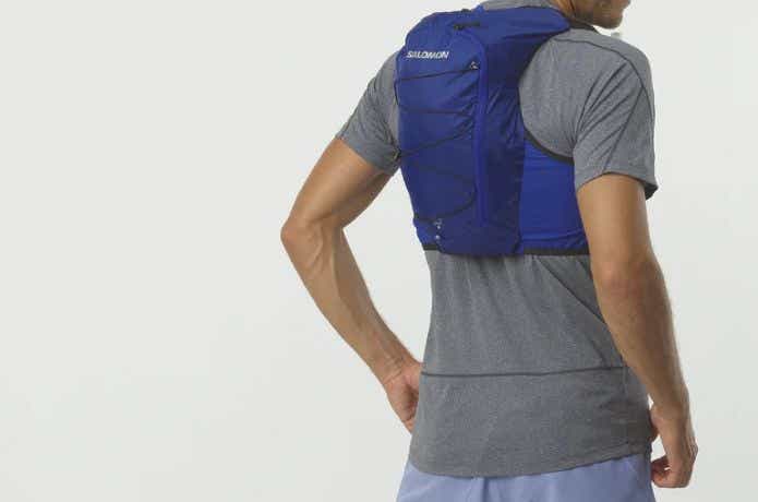 青いランニング用バックパックを背負う男性