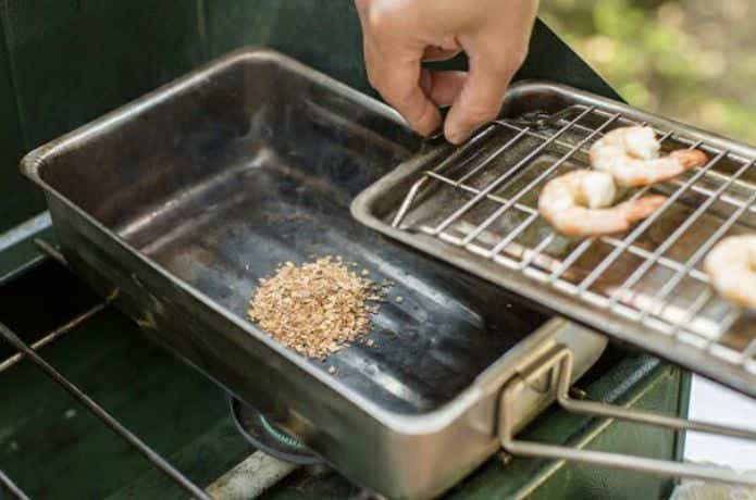 金属製の燻製器