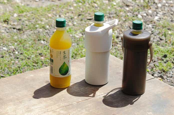 ペットボトル飲料と、無印良品とワークマンの保冷ペットボトルタンブラー