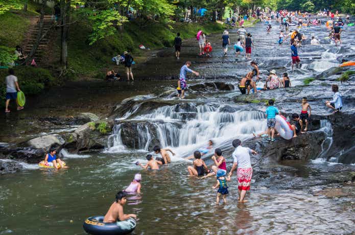 遊水峡に流れる川で遊ぶ人たち