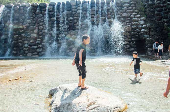 白州・尾白の森名水公園べるが 尾白の森キャンプ場の角に流れる川