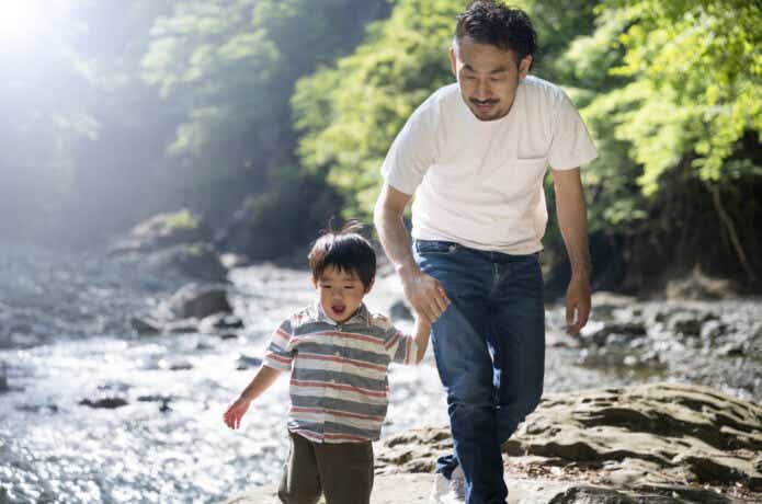 川遊びをする家族