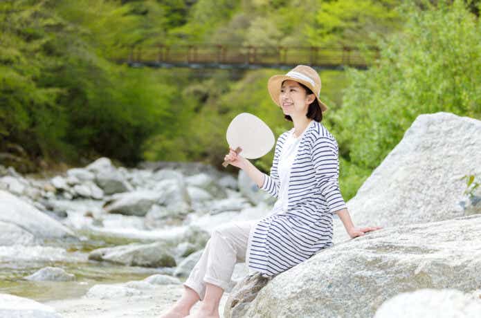 河原ですずむ女性