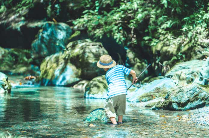 川遊びをする少年