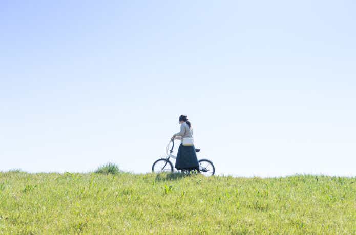 折りたたみ自転車に乗る女性