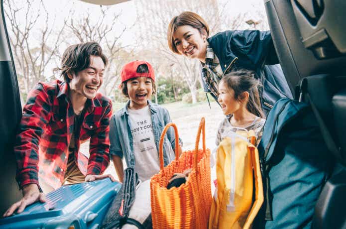 車に荷物を積み込む家族