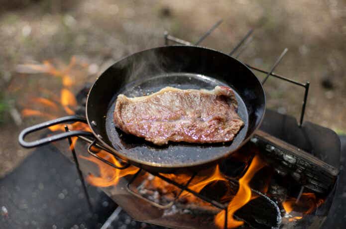 キャンプで焼くステーキ