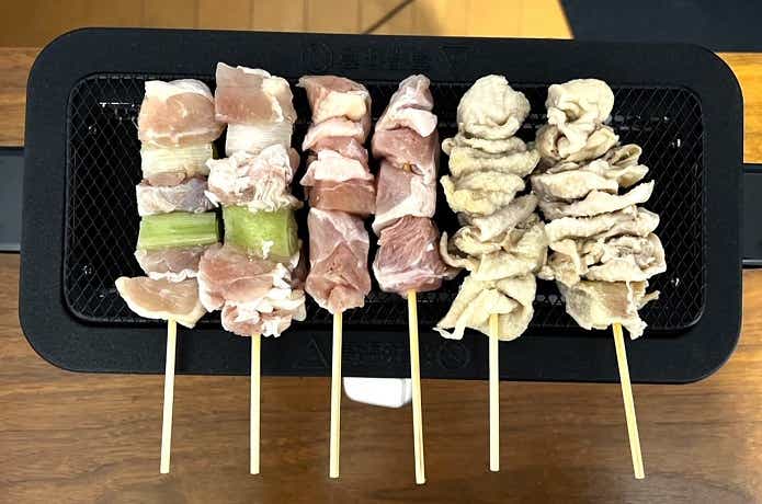 YAMAZEN「減煙電気七輪 HITORI-JIME GRILL」で焼き鳥を焼く